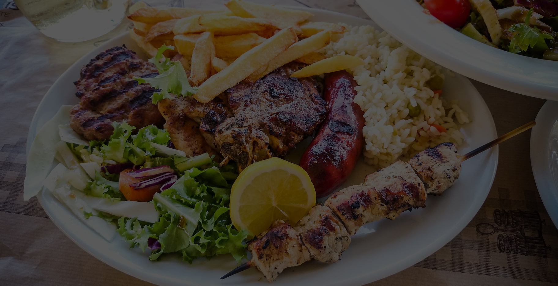 griechischer Teller mit Fleisch, Reis und Salat