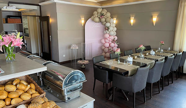 Individuelle Feier mit Dekoration im Restaurant Zorbas